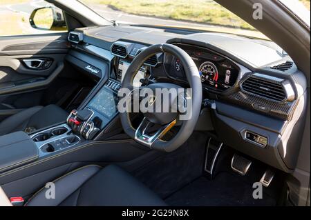 Intérieur d'un 4x4 Lamborghini Urus photographié sous le soleil de la soirée à Llangynidr, Powys, pays de Galles, Royaume-Uni. Spéc. : moteur V8 biturbo 4 litres 0-62 mph 3 Banque D'Images