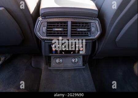 Intérieur d'un 4x4 Lamborghini Urus photographié sous le soleil de la soirée à Llangynidr, Powys, pays de Galles, Royaume-Uni. Spéc. : moteur V8 biturbo 4 litres 0-62 mph 3 Banque D'Images