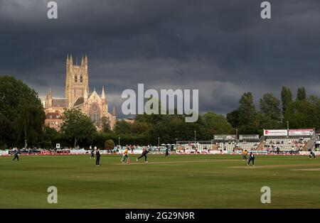 La cathédrale de Worcester est visible au loin, tandis que Notts Outlaws est à la chauve-souris pendant le match de Blast Vitality T20 au New Road, Worcester. Date de la photo: Mercredi 9 juin 2021. Banque D'Images
