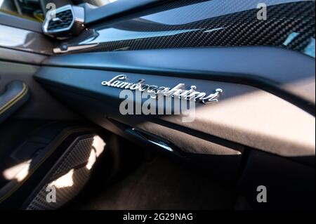 Intérieur d'un 4x4 Lamborghini Urus photographié sous le soleil de la soirée à Llangynidr, Powys, pays de Galles, Royaume-Uni. Spéc. : moteur V8 biturbo 4 litres 0-62 mph 3 Banque D'Images