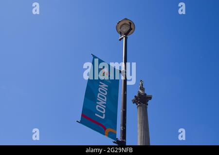 Londres, Royaume-Uni. 09e juin 2021. Une bannière Euro 2020 vue à côté de la colonne de Nelson à Trafalgar Square à Londres avant le tournoi. Le tournoi de football de l'UEFA Euro 2020, reprogrammé à partir de 2020 en raison de la crise de la COVID-19, a lieu du 11 juin au 11 juillet 2021 dans 11 pays, dont l'Angleterre. (Photo de Vuk Valcic/SOPA Images/Sipa USA) crédit: SIPA USA/Alay Live News Banque D'Images