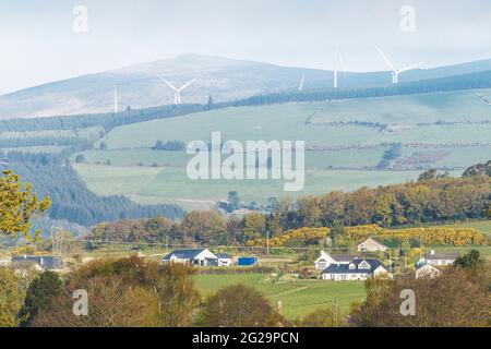 Parc d'éoliennes Raheenleagh près de la montagne Croghan. Vue sur la ferme depuis la vallée. Côte est de l'Irlande. Banque D'Images