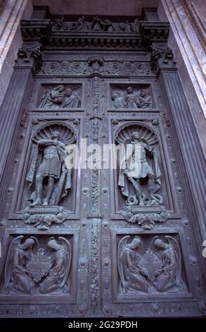 Porte Saint-Isaac, portes en bronze , Cathédrale Saint-Isaac, Saint-Pétersbourg, Russie. Banque D'Images