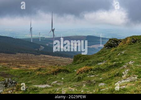 Parc d'éoliennes Raheenleagh recouvert de nuages. Vue depuis la montagne Croghan. Côte est de l'Irlande. Banque D'Images