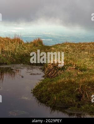 Paysages irlandais. Croghan montagne couverte de nuages avec des sorts ensoleillés. Côte est de l'Irlande. Banque D'Images