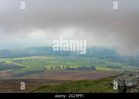 Paysages irlandais. Croghan montagne couverte de nuages avec des sorts ensoleillés. Côte est de l'Irlande. Banque D'Images