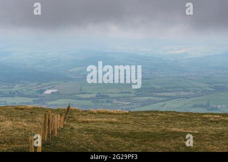 Paysages irlandais. Croghan montagne couverte de nuages avec des sorts ensoleillés. Côte est de l'Irlande. Banque D'Images