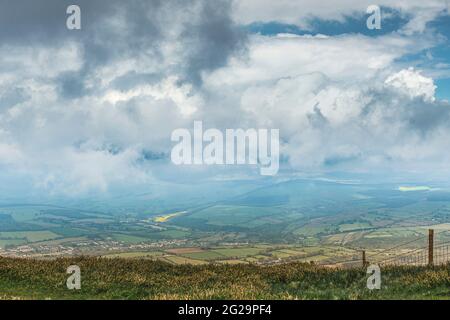 Paysages irlandais. Croghan montagne couverte de nuages avec des sorts ensoleillés. Côte est de l'Irlande. Banque D'Images