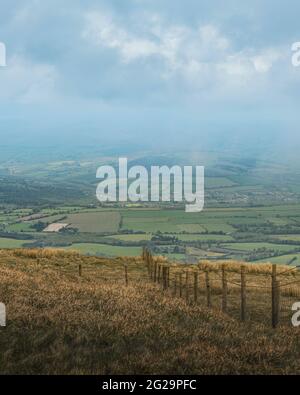 Paysages irlandais. Croghan montagne couverte de nuages avec des sorts ensoleillés. Côte est de l'Irlande. Banque D'Images