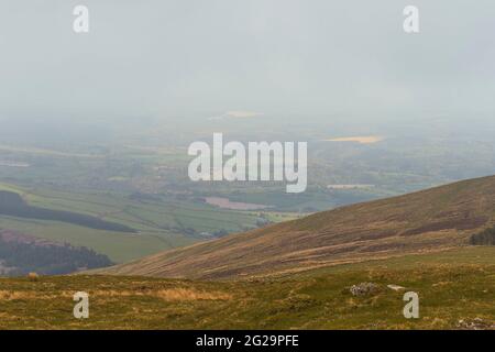 Paysages irlandais. Croghan montagne couverte de nuages avec des sorts ensoleillés. Côte est de l'Irlande. Banque D'Images