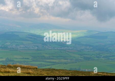 Paysages irlandais. Croghan montagne couverte de nuages avec des sorts ensoleillés. Côte est de l'Irlande. Banque D'Images