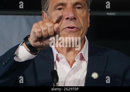 New York, États-Unis. 09e juin 2021. Le gouverneur de New York, Andrew Cuomo, prend la parole lors de la cérémonie d'ouverture du Tribeca Festival à New York, le mercredi 9 juin 2021. Photo de piscine par Carlo Allegri/UPI crédit: UPI/Alay Live News Banque D'Images