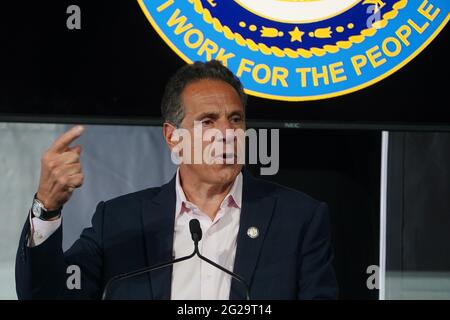New York, États-Unis. 09e juin 2021. Le gouverneur de New York, Andrew Cuomo, prend la parole lors de la cérémonie d'ouverture du Tribeca Festival à New York, le mercredi 9 juin 2021. Photo de piscine par Carlo Allegri/UPI crédit: UPI/Alay Live News Banque D'Images