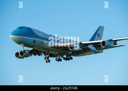 RAF Mildenhall, Suffolk, Royaume-Uni. 9 juin 2021. LE président AMÉRICAIN Joe Biden a effectué un vol de Washington à la RAF Mildenhall à Suffolk à bord de « Air Force One », un Boeing VC-25A (747 Jumbo Jet converti), qui a atterri en début de soirée. La base aérienne est utilisée par la 100e Escadre de ravitaillement en carburant de l'US Air Force, dont le personnel en poste sera inspecté par Biden comme premier événement prévu de sa visite de cinq jours au Royaume-Uni. Biden partira plus tard dans la soirée pour déménager pour des réunions avec le PM Boris Johnson et pour assister au sommet du G7 à Cornwall. VC-25A 28000 en finale Banque D'Images