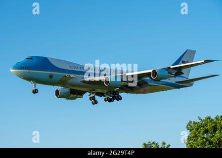 RAF Mildenhall, Suffolk, Royaume-Uni. 9 juin 2021. LE président AMÉRICAIN Joe Biden a effectué un vol de Washington à la RAF Mildenhall à Suffolk à bord de « Air Force One », un Boeing VC-25A (747 Jumbo Jet converti), qui a atterri en début de soirée. La base aérienne est utilisée par la 100e Escadre de ravitaillement en carburant de l'US Air Force, dont le personnel en poste sera inspecté par Biden comme premier événement prévu de sa visite de cinq jours au Royaume-Uni. Biden partira plus tard dans la soirée pour déménager pour des réunions avec le PM Boris Johnson et pour assister au sommet du G7 à Cornwall. En finale pour atterrir sur les bois Banque D'Images