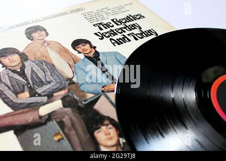 Le groupe de rock anglais The Beatles Music album on vinyle record LP disc. Intitulé: Couverture de l'album hier et aujourd'hui Banque D'Images