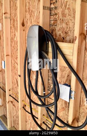 Tesla connecteur Charger monté à l'intérieur d'un garage à résidence privée utilisé pour recharger les véhicules électriques Tesla EV, Browntown WI, États-Unis Banque D'Images