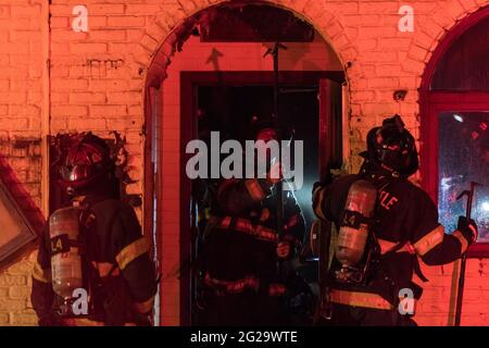 Seattle, États-Unis. 18 avril 2021. Le service des incendies de Seattle a mis en place des points d'accès après avoir répondu à un incendie de structure au restaurant pesos dans la Basse-Reine Ann Banque D'Images