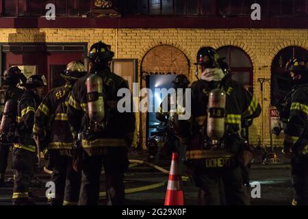 Seattle, États-Unis. 18 avril 2021. Le service des incendies de Seattle a mis en place des points d'accès après avoir répondu à un incendie de structure au restaurant pesos dans la Basse-Reine Ann Banque D'Images