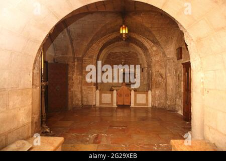 Chapelle d'Adam où le crâne et les restes d'Adam étaient mis au repos, Jésus a été crucifié sur la roche derrière le verre. Les bancs à l'avant étaient des tombeaux royaux. Banque D'Images