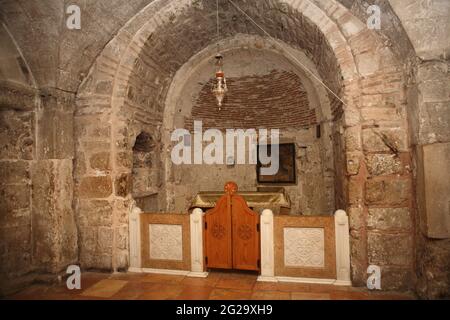 La chapelle d'Adam où le crâne et les restes d'Adam ont été mis au repos, Jésus a été crucifié sur la roche derrière le verre et le mur. Église du Saint-Sépulcre. Banque D'Images