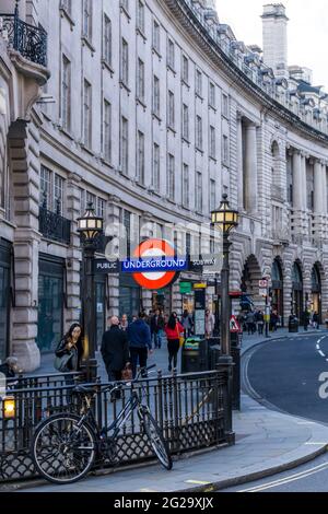 Entrée du métro public et de la station de métro Piccadilly Circus à Regent Street, Londres. Banque D'Images