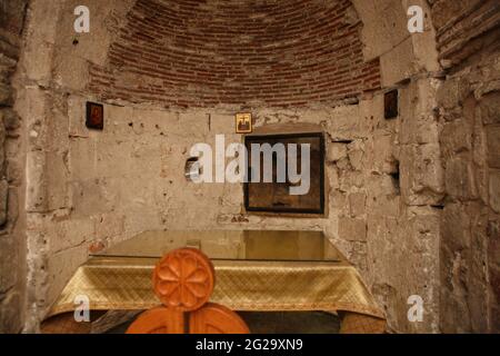 La chapelle d'Adam où le crâne et les restes d'Adam ont été mis au repos, Jésus a été crucifié sur la roche derrière le verre et le mur. Église du Saint-Sépulcre. Banque D'Images