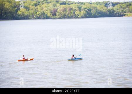 Deux kayakistes femelles non identifiés pagayent au Cootes Paradise Sanctuary, Princess point, à Hamilton. Banque D'Images