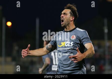 Turin, Italie, 9 juin 2021. Andrea Arrighini de l'US Alessandria fête après avoir obtenu le score pour le niveau du jeu à 1-1 lors du match de la série C au Stadio Giuseppe Moccagatta - Alessandria, Turin. Le crédit photo devrait se lire: Jonathan Moscrop / Sportimage Banque D'Images