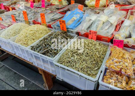 Poisson séché dans des bacs dans un marché traditionnel, Chinatown, Vancouver, Colombie-Britannique, Canada Banque D'Images