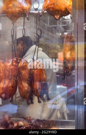 Canard barbecue et chef dans la fenêtre du magasin à Chinatown, Vancouver, Colombie-Britannique, Canada. Banque D'Images