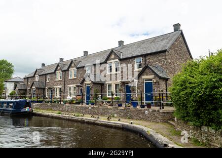 Chalets au bord du canal le long du Monbucshire et du canal de Brecon, près de Brecon, Powys, pays de Galles, Royaume-Uni, Banque D'Images