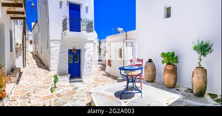 Magnifique village grec traditionnel de Lefkes sur l'île de Paros. Bars à café charmants dans des rues étroites. Cyclades , Grèce Banque D'Images