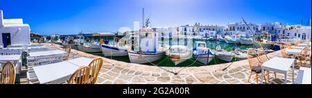 Voyage en Grèce. Cyclades, île de Paros. Charmant village de pêcheurs de Naousa. Vue sur le vieux port avec bateaux et restaurants (tavernes) au bord de la mer. Mai 2021 Banque D'Images