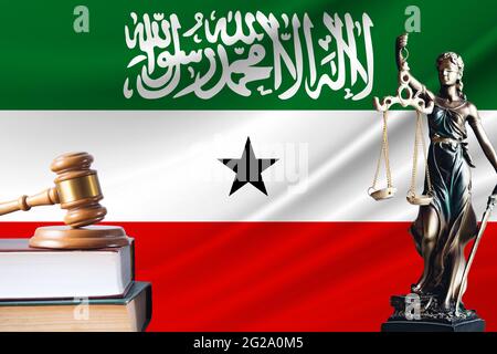 Droit et justice au Somaliland. Statue de themis et le gavage du juge sur fond de drapeau du Somaliland. Droit et justice. Banque D'Images