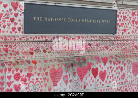 150,000 coeurs représentant des vies perdues au coronavirus dans la ligne britannique le mur commémoratif COVID à Londres