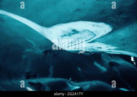 Gros plan de la vague de mer d'eau bleue brillante et transparente dans l'océan en Islande Banque D'Images