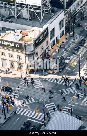 Toronto, Canada - 8 avril 2017 : vue aérienne de l'intersection du Yonge Dundas Square au centre-ville de Toronto Banque D'Images