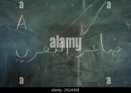 Vue avant des lettres arabes écrites sur un tableau noir Banque D'Images