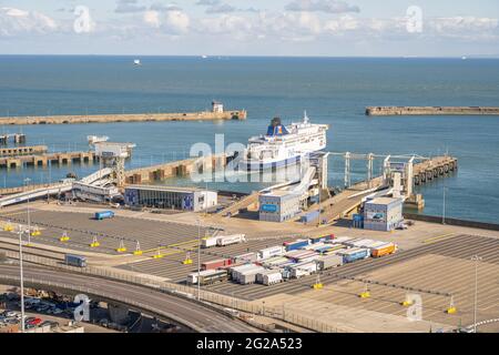 Vue sur le terminal du ferry de Douvres et le quai de Wellington par une journée ensoleillée avec des ferries traversant la Manche pendant la pandémie de Covid Banque D'Images