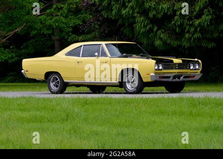 SunFire Yellow 1969 Plymouth Road Runner Sport coupé, vue de trois quarts avant Banque D'Images