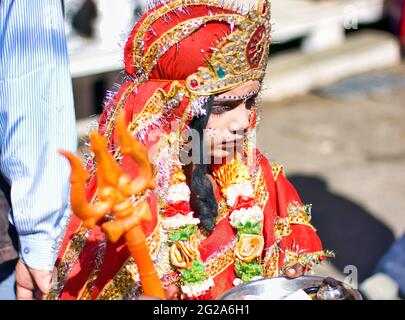 Pushkar, Inde - 10 novembre 2016 : une jeune fille habillée ou déguisée comme déesse indienne avec couronne, robe rouge et trishul pour attirer les touristes Banque D'Images