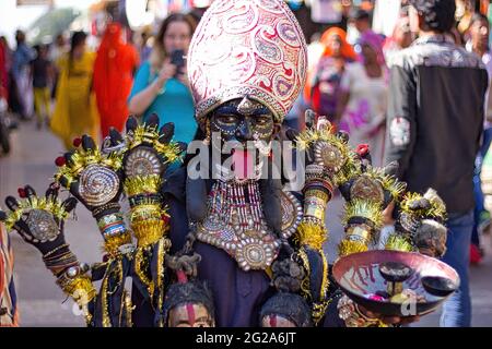 Pushkar, Inde - 10 novembre 2016 : une jeune fille habillée ou déguisée comme déesse indienne de la destruction nommée maa Kali avec couronne et multipl Banque D'Images