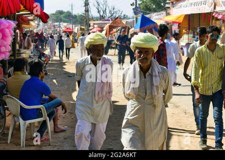 Pushkar, Inde - 10 novembre 2016 : couple de vieux rajasthani de la région marchant en port ethnique avec le turban lors de la célèbre foire de pushkar ou mela tenue de l'annu Banque D'Images