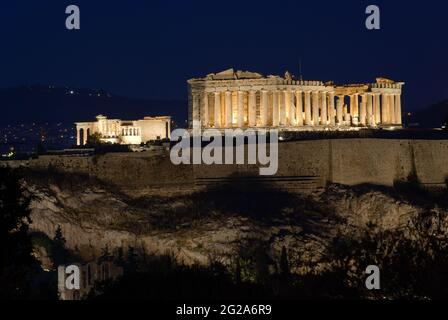 Vue depuis la colline de Filopappos-Philopapos de l'Acropole et du Parthénon de nuit dans la ville d'Athènes Banque D'Images