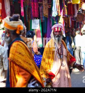 Pushkar, Inde - 10 novembre 2016: Un vieil homme hindou barbu avec vishnu tilak sur son front et orange vêtements ethniques marchant dans la célèbre mela pushkar Or Banque D'Images