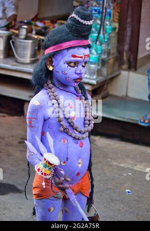 Pushkar, Inde - 10 NOVEMBRE 2016 : un garçon non identifié habillé et déguisé en hindou Lord Shiva avec de la peinture bleue assiste à la foire de bétail de Pushkar en t. Banque D'Images