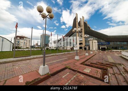 Palais de la Jeunesse et du Sport en vierge (ancien Boro i Ramiz). Pristina, Prishtinë, Kosovo, République de Serbie Banque D'Images