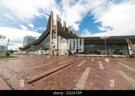 Palais de la Jeunesse et du Sport en vierge (ancien Boro i Ramiz). Pristina, Prishtinë, Kosovo, République de Serbie Banque D'Images