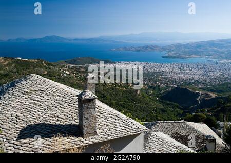 Premier plan sur le toit traditionnel en pierre de Makrinitsa en arrière-plan ville de Volos sur le golfe de Pagassitikos, Grèce Banque D'Images